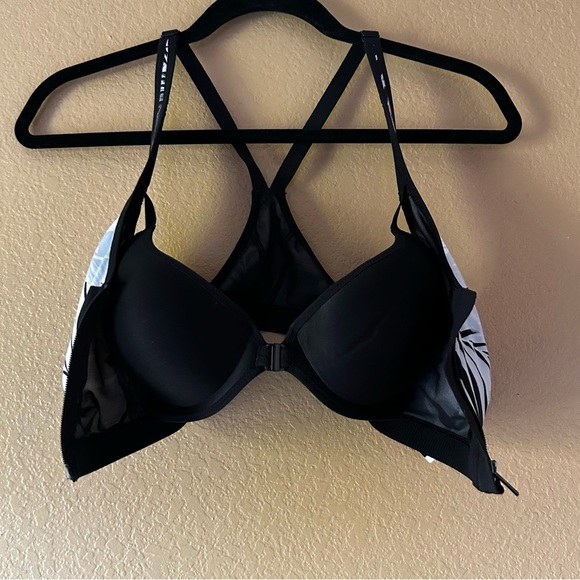 Victoria's Secret VSX Knockout™ Front-Close Sports Bra, Tropical - 34C - Picture 5 of 7